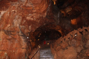 Lissabon: Dinosaurusten jalanjäljet, luolat ja Óbidos-kierros