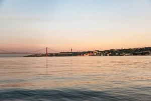 Lissabon: Njut av en segelbåtskryssning på Tagusfloden i solnedgången eller på natten