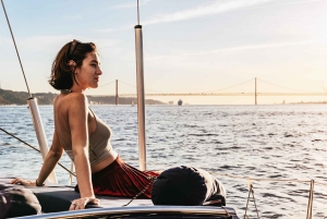 Lissabon: Njut av en segelbåtskryssning på Tagusfloden i solnedgången eller på natten