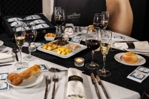 Lisbon: Erotic Cabaret Show and Dinner