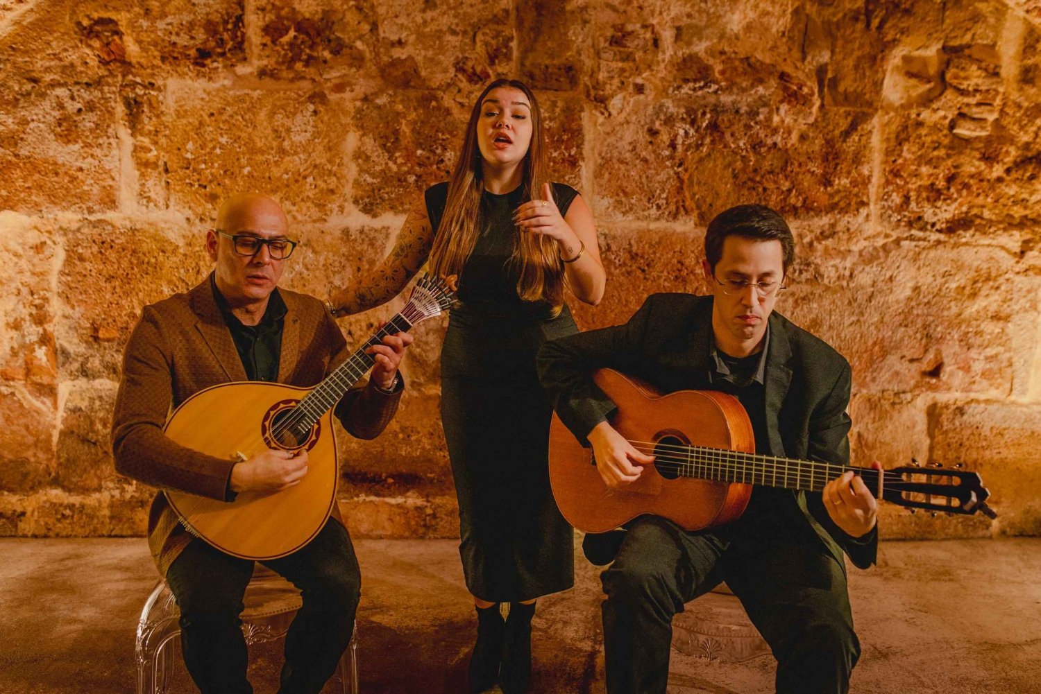 Lisbon: Fado Show with Wine in a Historic Venue