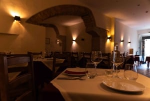 Lisbon: Fado Dinner with Wine Tasting at Canto do Poeta