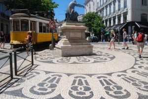 Lisbon: Food and Wine Tasting 4-Hours Tuk Tuk Tour