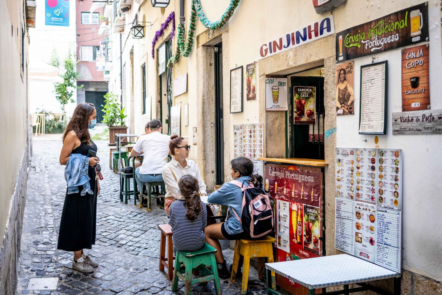 Lisbon: Food Tasting Tour by Electric Tuk Tuk with 4 Stops