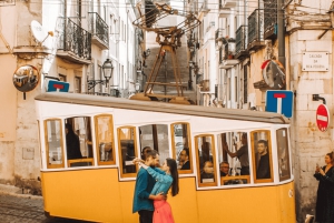 リスボン：恋人たちのための景色と味を楽しむ電動トゥクトゥクツアー