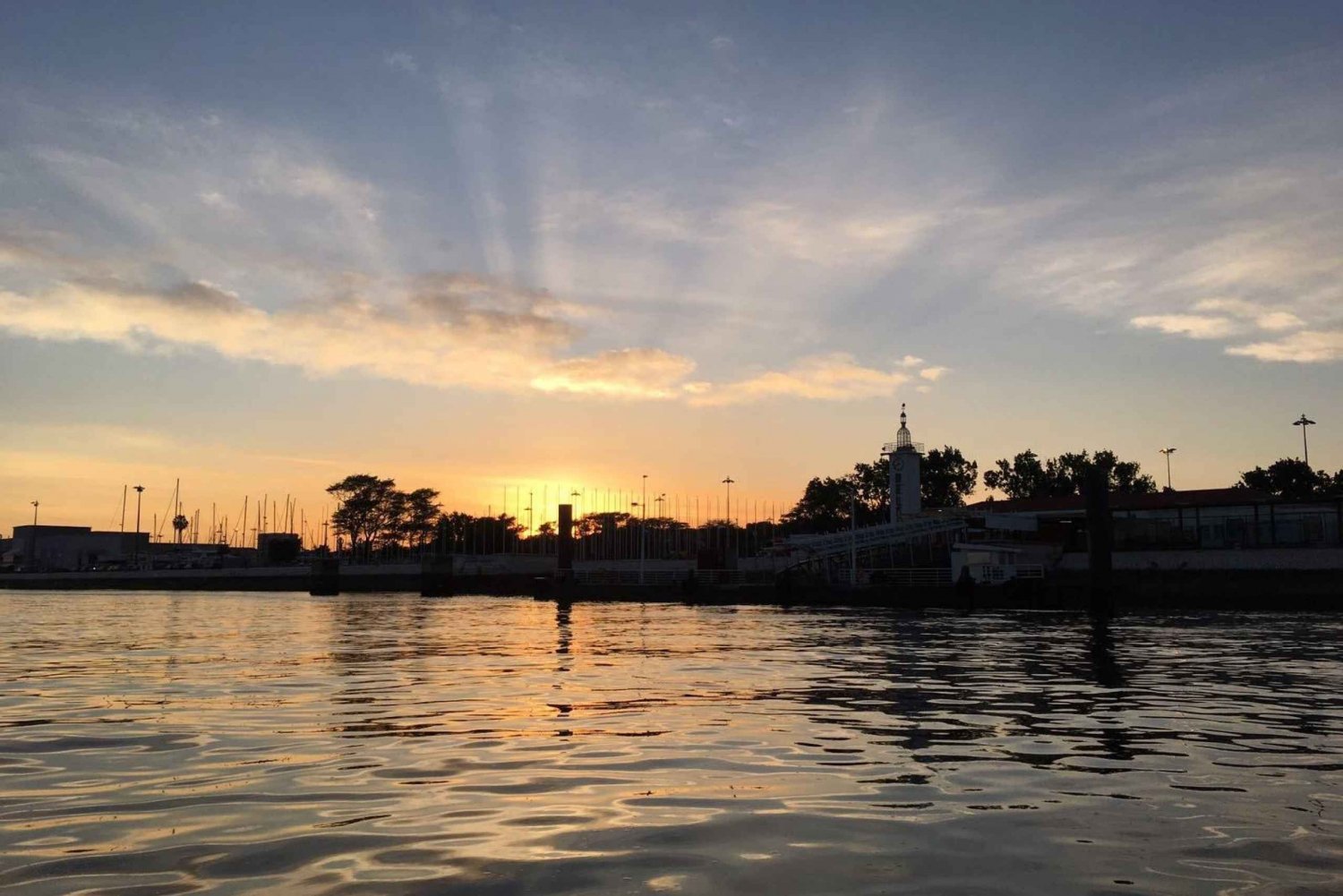 Lissabon: Sightseeing & Segelboot bei Sonnenuntergang mit einem ortskundigen Guide