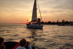 Lissabon: Sightseeing & Segelboot bei Sonnenuntergang mit einem ortskundigen Guide