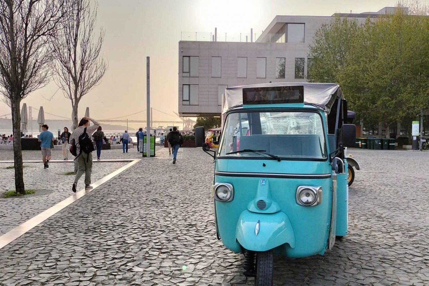 Lisbon Highlights: 2Hour Tuk-Tuk Tour in Alfama and Downtown