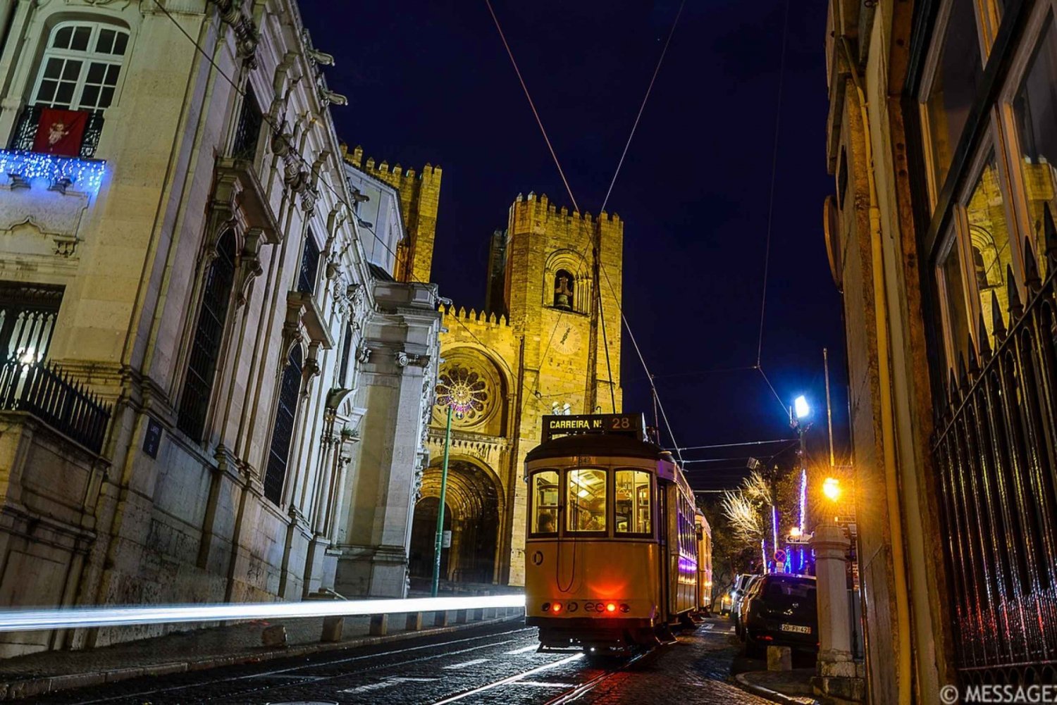 Lisbon: Luxury Fado Tour with Dinner included