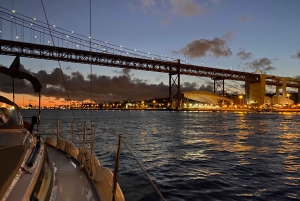 Lisbonne : Croisière nocturne en voilier de luxe