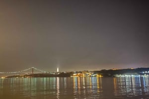 Lisbonne : Croisière nocturne en voilier de luxe