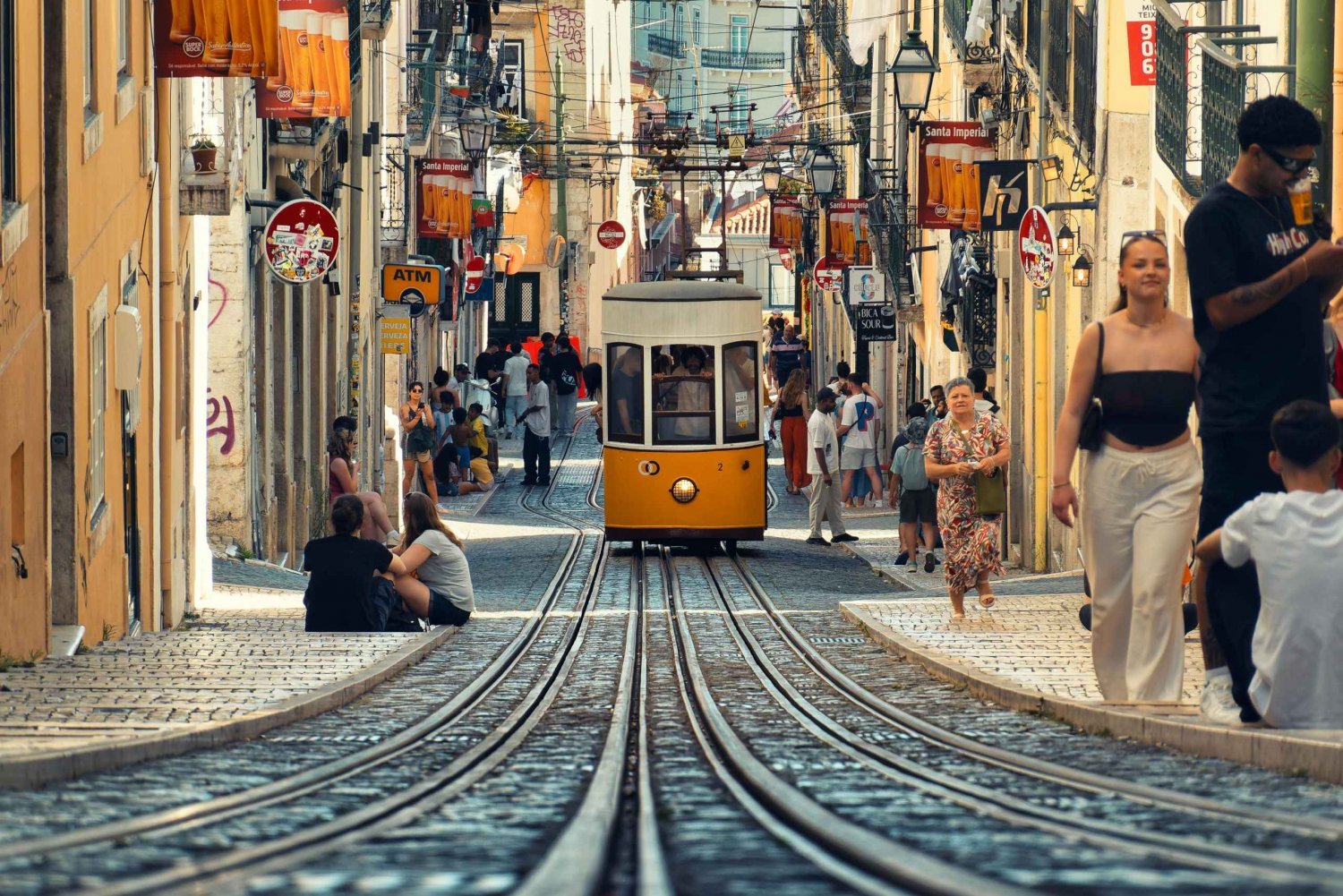 Lisbon: Magical-Mystery-Walkingtour for Photographer