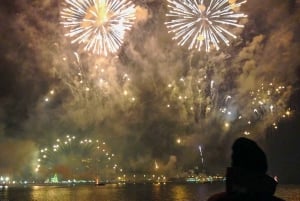 Lisbona: Crociera in barca a vela sul fiume Tago con fuochi d'artificio di Capodanno