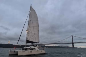 Lissabon: Oudejaarsavond rondvaart op de rivier de Taag met open bar