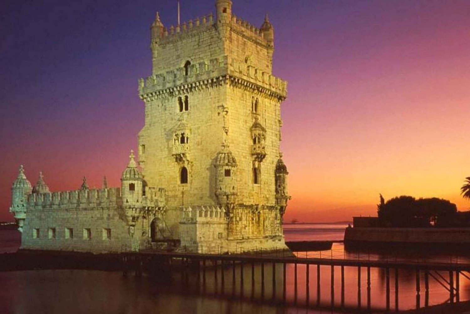 Lissabon: Fado-Nachttour mit Abendessen und Show