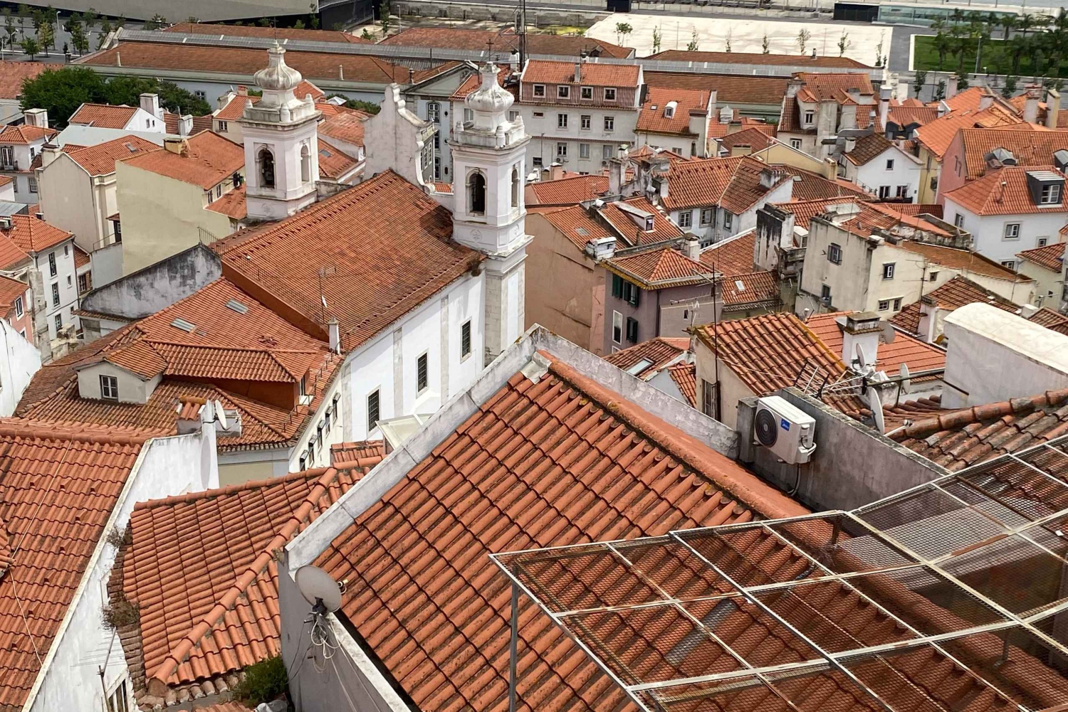 Lisbon: Old Town and Chiado Vintage Car Tour