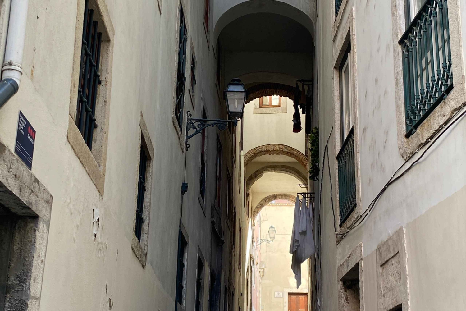 Lisbon: Old Town and Chiado Vintage Car Tour