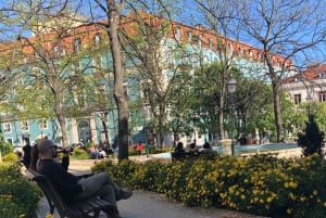 Lisbon: Old Town and Chiado Vintage Car Tour