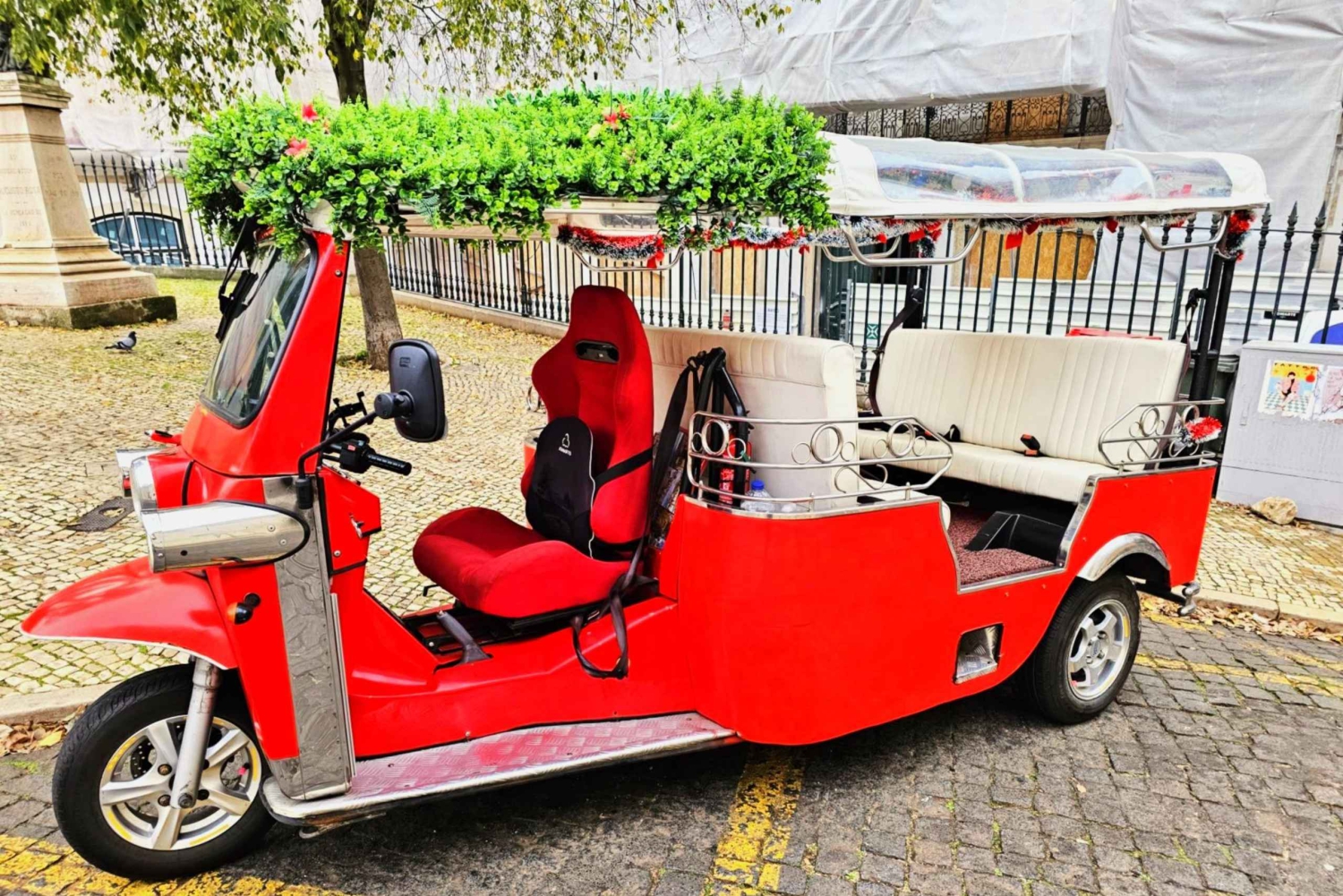 Lisbon: Oldtown and alfama 90 min by tuktuk