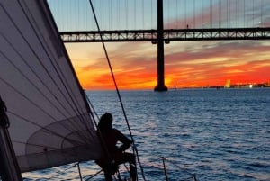 Lisbon: Private Boutique Boat Tour – Sail in Style