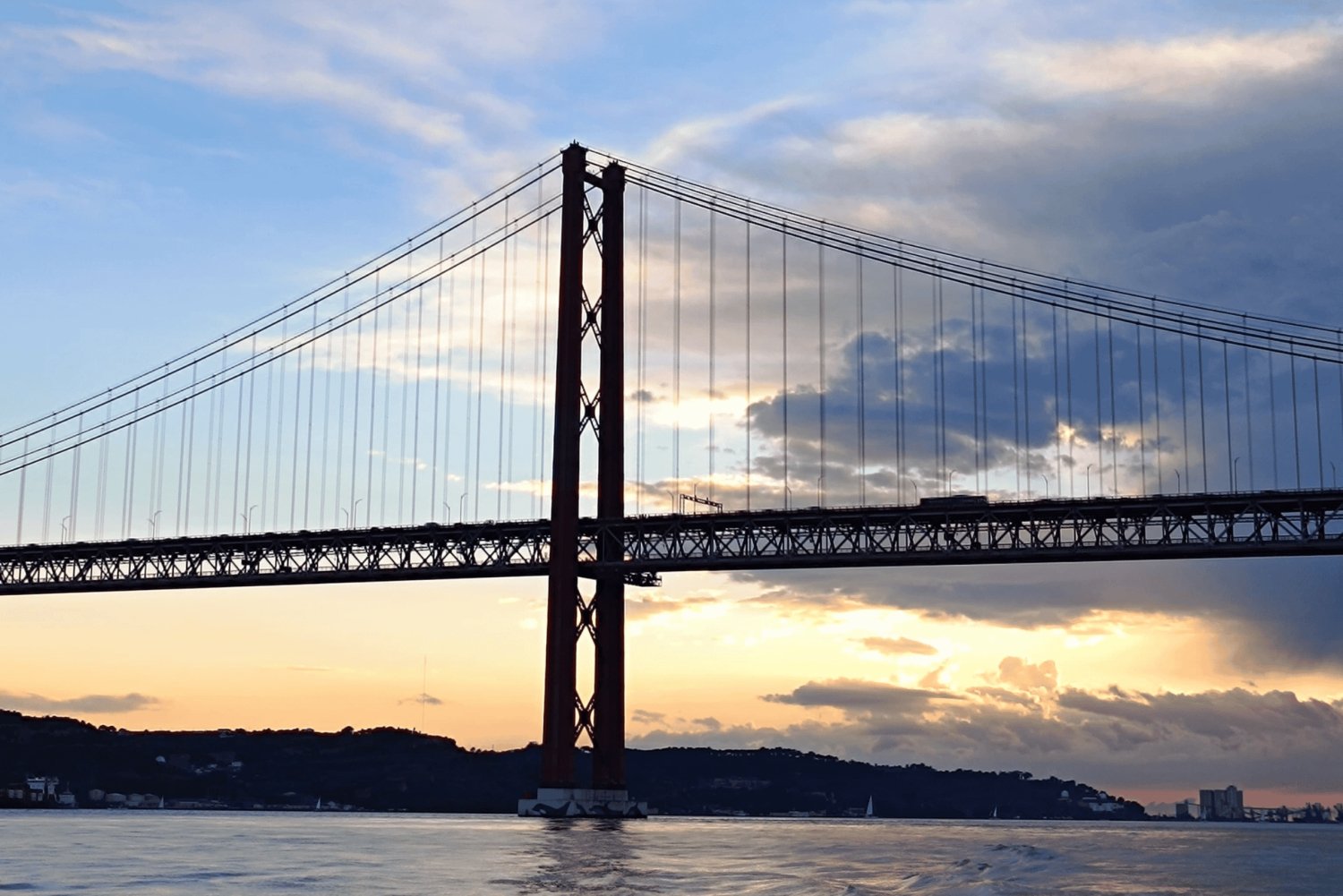 Lissabon: Private Bootstour mit Mittagessen und offener Bar