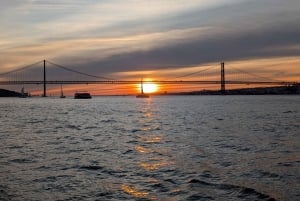 Lisbon: Private Boutique Boat Tour – Sail in Style