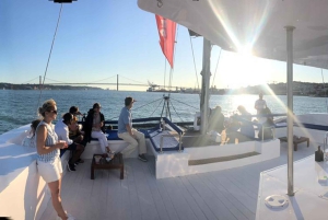 Lisboa: Aluguer de Catamaran Privado para 18 pessoas