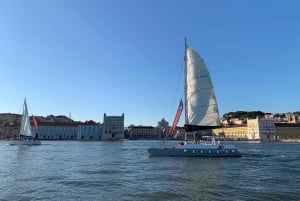 Lisboa: Aluguer de Catamaran Privado para 18 pessoas