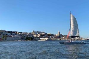Lisboa: Aluguer de Catamaran Privado para 18 pessoas