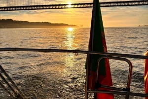 Lisbona: Tour privato della città in barca con opzione tramonto