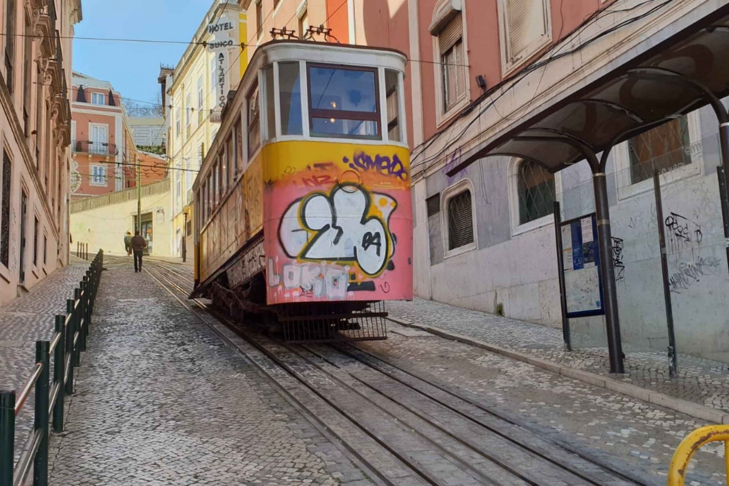 Lisbon: Private Eco Tuk-Tuk Tour for 2 Hours