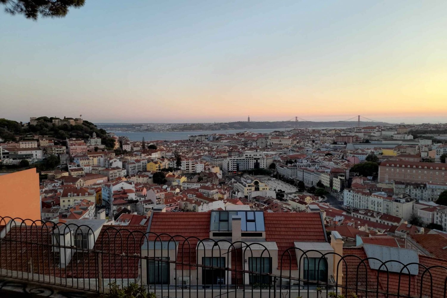 Lisbon: Private Eco Tuk-Tuk Tour for 2 Hours