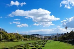 Lisbon: Private Eco Tuk-Tuk Tour for 2 Hours