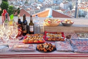 Lisbona: tour in tuk-tuk dei momenti salienti privati con tapas e vino