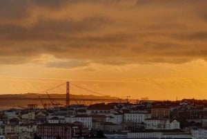 Lisbona: tour in tuk-tuk dei momenti salienti privati con tapas e vino