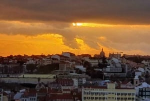 Lisbona: tour in tuk-tuk dei momenti salienti privati con tapas e vino