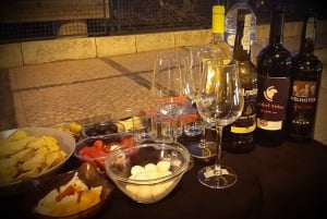 Lisbona: tour in tuk-tuk dei momenti salienti privati con tapas e vino