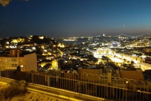 Lisbona: tour in tuk-tuk dei momenti salienti privati con tapas e vino