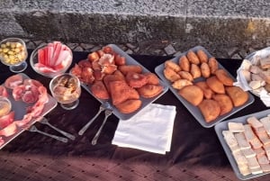 Lisbona: tour in tuk-tuk dei momenti salienti privati con tapas e vino