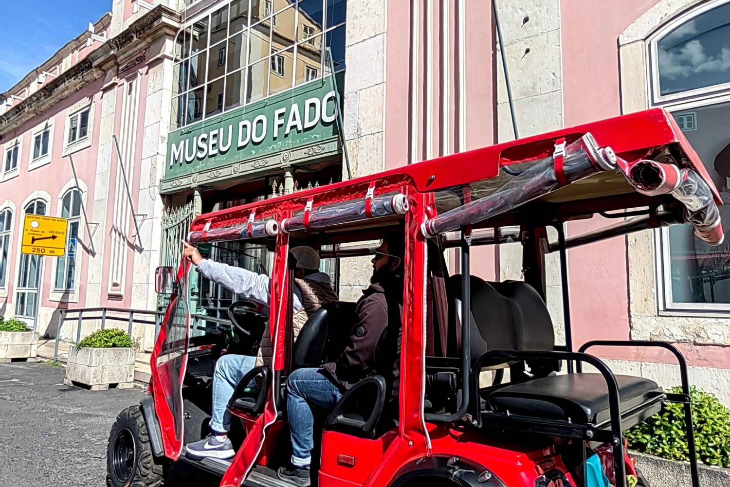 Lissabon: hop on hop off -nähtävyyksien kiertoajelu Tuktuk-kierroksella