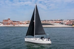 Lisbona: tour privato in barca a vela sul Tago al tramonto