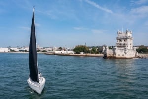 Lisbona: tour privato in barca a vela sul Tago al tramonto