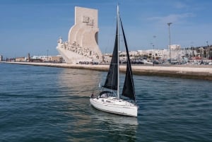 Lisbona: tour privato in barca a vela sul Tago al tramonto