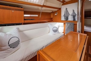 Lisbona: tour privato in barca a vela sul Tago al tramonto