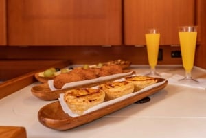 Lisbona: tour privato in barca a vela sul Tago al tramonto