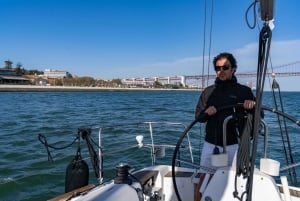 Lisbona: tour privato in barca a vela sul Tago al tramonto