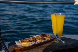 Lisbona: tour privato in barca a vela sul Tago al tramonto