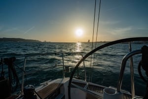 Lisbona: tour privato in barca a vela sul Tago al tramonto