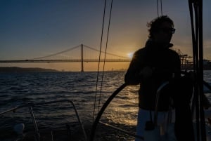 Lisbona: tour privato in barca a vela sul Tago al tramonto