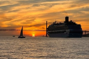 Lisbona: tour privato in barca a vela sul Tago al tramonto